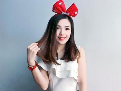 Terpikat Pramugari Cantik yang Viral Usai Difoto Diam-diam saat Bertugas