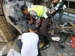 Pikap Tabrak Truk di Kediri, Sopir Meninggal Tergencet