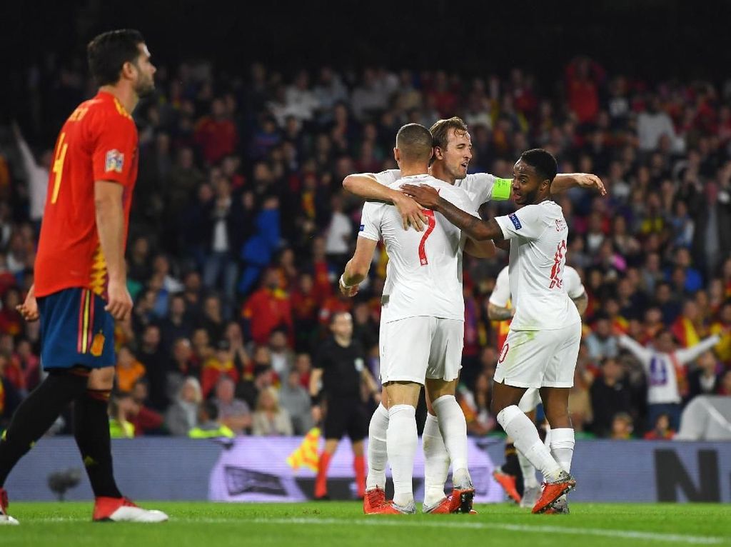 Kegemilangan Sterling dan Kane Jadi Mimpi Buruk Spanyol Kegemilangan Sterling dan Kane Jadi Mimpi Buruk Spanyol