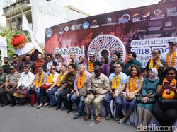 Serunya Delegasi IMF-WB Jajal Kuliner hingga Pakaian Adat Bali