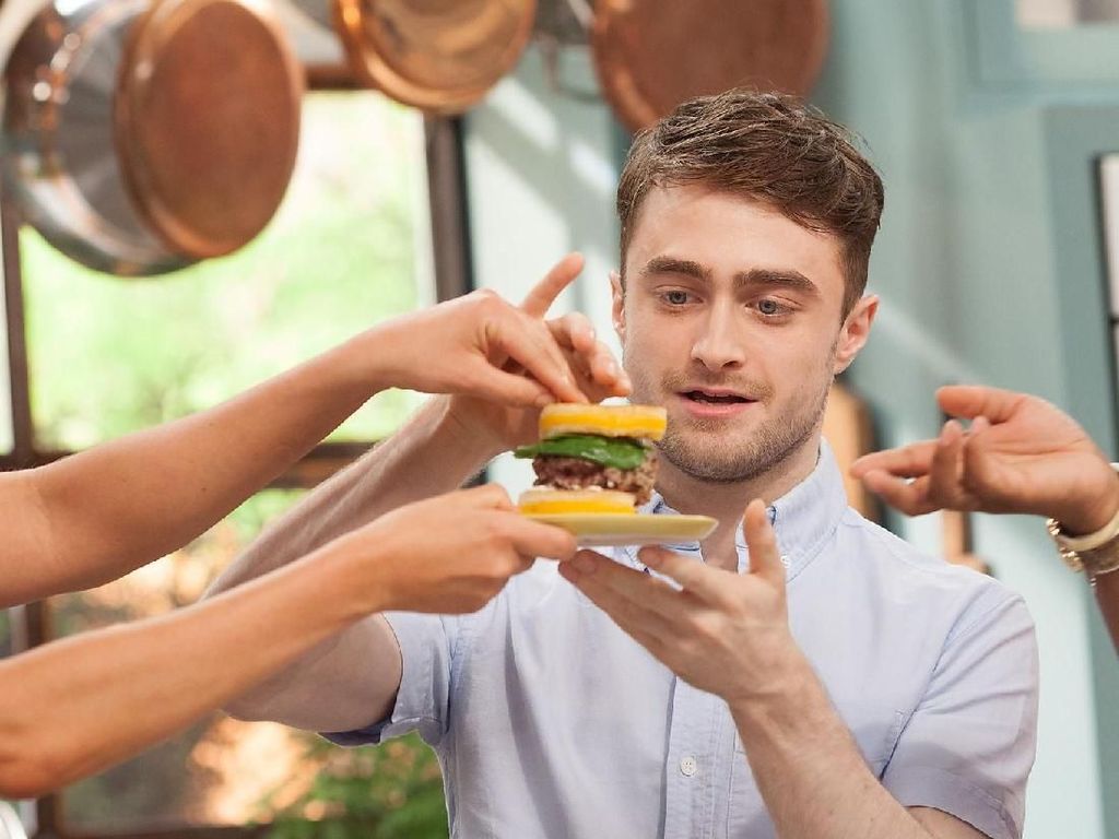 Pose Daniel Radcliffe, Harry Potter yang Suka Makan Sendirian Pose Daniel Radcliffe, Harry Potter yang Suka Makan Sendirian