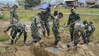 TNI Bangun MCK Darurat di Palu