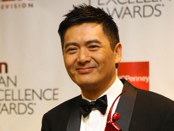 Posting Foto Bareng Chow Yun Fat, Fans Ini Malah Diejek