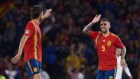 Gol dari Paco Alcaer (kanan) melecut semangat tim Matador. Tekanan bertubi-tubi bisa diperlihatkan tim asuhan Luis Enrique itu di depan pendukungnya. (Foto: Aitor Alcalde/Getty Images)