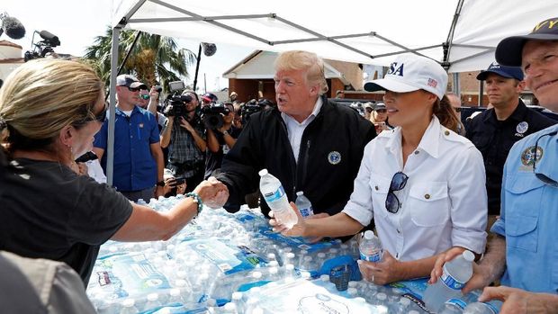 Kunjungi Lokasi Badai Michael, Trump Ragukan Perubahan Iklim