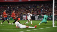 Belum berhenti sampai di situ, Inggris kembali mendapatkan gol di menit ke-38. Kali ini, kerja sama Ross Barkley dan Kane diakhiri dengan sontekan Sterling di mulut gawang Spanyol yang dijaga David De Gea. Keunggulan Inggris 3-0 bertahan hingga jeda. (Foto: Michael Regan/Getty Images)