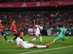 Belum berhenti sampai di situ, Inggris kembali mendapatkan gol di menit ke-38. Kali ini, kerja sama Ross Barkley dan Kane diakhiri dengan sontekan Sterling di mulut gawang Spanyol yang dijaga David De Gea. Keunggulan Inggris 3-0 bertahan hingga jeda. (Foto: Michael Regan/Getty Images)