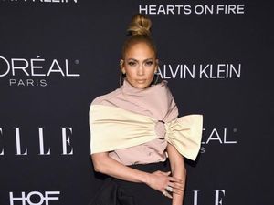 Foto: Minus Gaun Terbuka, Jennifer Lopez Tetap Seksi