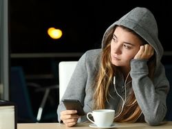 Merasa Kesepian Saat Malam Tahun Baru? Ini Tips Psikolog