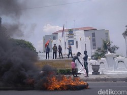 Protes Trotoar, Mahasiswa Cirebon Demo Bakar Ban di Balai Kota