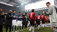 Inter Milan melakukan Guard of Honor kepada pemain AC Milan yang baru menjuarai Piala Dunia Antarklub. Momen ini terjadi pada Desember 2007. (GIUSEPPE CACACE / AFP)