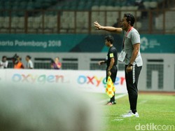 Bima Sakti memberikan pengarahan kepada para pamain timnas Indonesia.