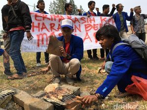 Bupati Bekasi Tersangka KPK, Mahasiswa Bakar Ikan
