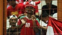 Suporter timnas cilik turut hadir untuk mendukung Stefano Lilipaly dkk.