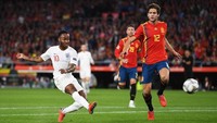 Inggris memimpin lebih dulu di menit ke-16. Raheem Sterling mengoyak gawang Spanyol usai meneruskan umpan terukur Marcus Rashford. Skor menjadi 1-0. (Foto: Michael Regan/Getty Images)