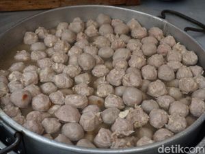 Barisan Pecinta Bakso yang Rela Antre Demi Bakso Adam yang Hits Barisan Pecinta Bakso yang Rela Antre Demi Bakso Adam yang Hits