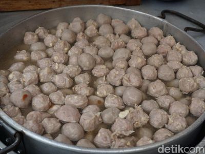 Barisan Pecinta Bakso yang Rela Antre Demi Bakso Adam yang Hits