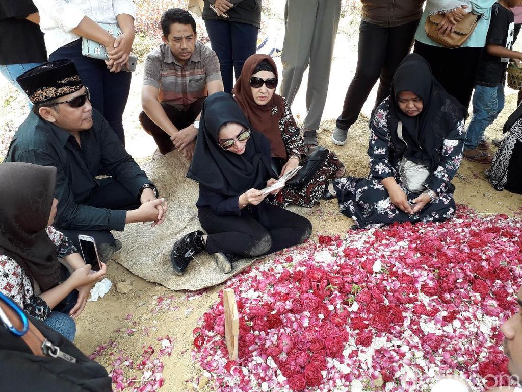 Divonis 4 Tahun Penjara, Roro Fitria Yakin Sang Bunda Tetap Bahagia Divonis 4 Tahun Penjara, Roro Fitria Yakin Sang Bunda Tetap Bahagia
