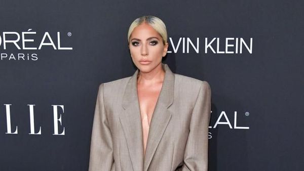 Foto: Tinggalkan Gaun Minim, Lady Gaga Stylish Berbaju Gombrong