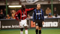 Momen ini terjadi pada Oktober 1999, George Weah mencoba menghibur Ronaldo yang diusir keluar lapangan di menit 31. Inter lebih dulu unggul melalui penalti, namun gol dari Andriy Shevchenko berhasil menyamakan kedudukan hingga akhirnya Weah mencetak gol penentu kemenangan Rossoneri di menit 89. (Claudio Villa /Allsport)