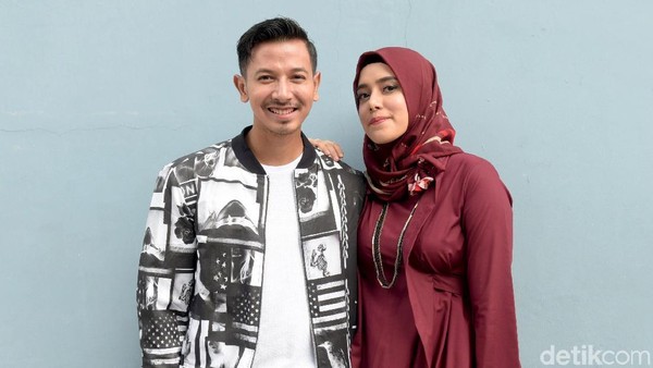 Rezeki Suami Dari Doa Istri Sonny Septian Hadiahi Fairuz Mobil