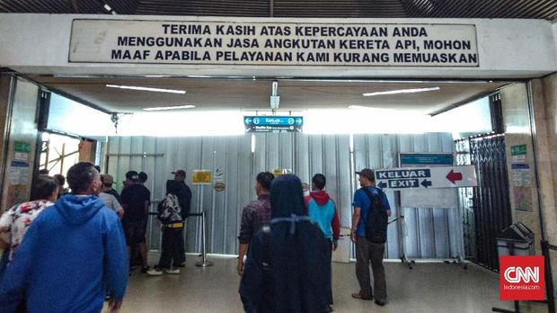 Salah satu pintu masuk di stasiun Tanah Abang (Pintu Utara) yang terhubung ke Skybridge, Selasa (16/10).