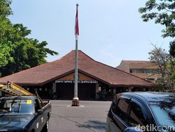 Saat Pesawat Tempur Sukhoi Terbang Rendah di Langit Kota Malang