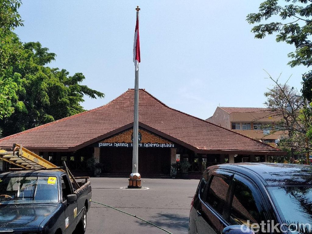 Saat Pesawat Tempur Sukhoi Terbang Rendah di Langit Kota Malang Saat Pesawat Tempur Sukhoi Terbang Rendah di Langit Kota Malang