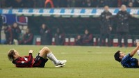 Kapten AC Milan, Massimo Ambrosini, dan gelandang Inter Milan, Luis Jimenez, sama-sama terkapar di atas lapangan dalam Derby Milan di San Siro tahun 2007. (DAMIEN MEYER / AFP)