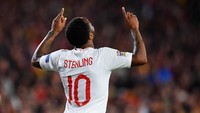 Dan Sterling menjadi bintang di laga dini hari tadi. Pemain Manchester City itu bisa mengakhiri dahaga golnya di pertandingan internasional sejak terakhir kali menyumbang gol di laga internasional pada 2015. (Foto: Michael Regan/Getty Images)