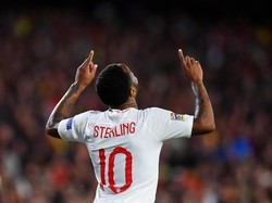 Dan Sterling menjadi bintang di laga dini hari tadi. Pemain Manchester City itu bisa mengakhiri dahaga golnya di pertandingan internasional sejak terakhir kali menyumbang gol di laga internasional pada 2015. (Foto: Michael Regan/Getty Images)