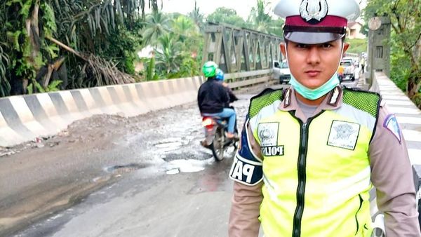 Ini Pose Asyik Benny Widjaja, Polisi Keren yang Doyan Mie Ayam