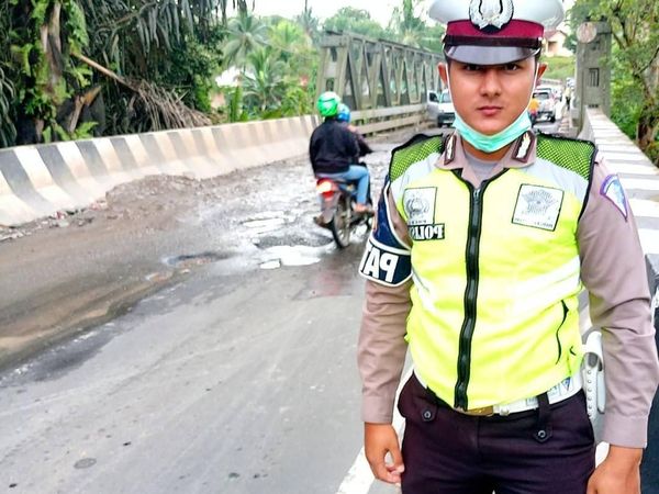 Ini Pose Asyik Benny Widjaja, Polisi Keren yang Doyan Mie Ayam