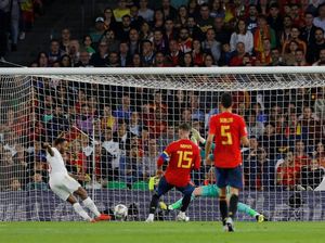 Spanyol Dikalahkan Inggris, Ceballos: Babak Pertama seperti Bencana