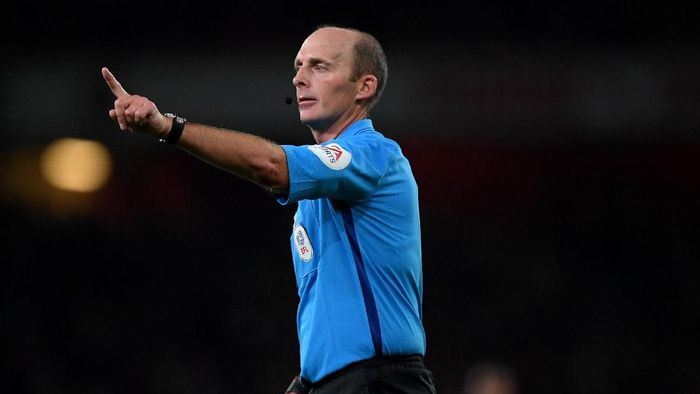 MIke Dean memimpin pertandingan Arsenal vs Tottenham Hotspur di akhir pekan ini (Shaun Botterill/Getty Images) MIke Dean memimpin pertandingan Arsenal vs Tottenham Hotspur di akhir pekan ini (Shaun Botterill/Getty Images)