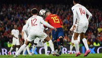 Tapi gol kedua baru datang di masa injury time. Sergio Ramos membobol gawang Jordan Pickford, kembali lewat skema sepak pojok, untuk mengubah skor menjadi 2-3. (Foto: David Ramos/Getty Images)