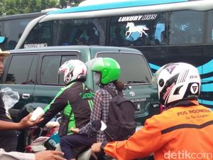 Kecewa Jokowi Masih Impor, Petani Bagi-bagi Gula di Monas