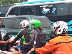 Kecewa Jokowi Masih Impor, Petani Bagi-bagi Gula di Monas