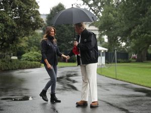 Viral, Video Donald Trump Pakai Payung Sendirian saat Istri Kehujanan