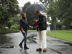 Viral, Video Donald Trump Pakai Payung Sendirian saat Istri Kehujanan