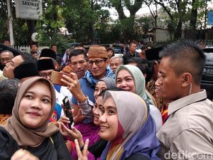 Bertemu Muhammadiyah Bandung, Sandiaga Diperebutkan Emak-emak Bertemu Muhammadiyah Bandung, Sandiaga Diperebutkan Emak-emak