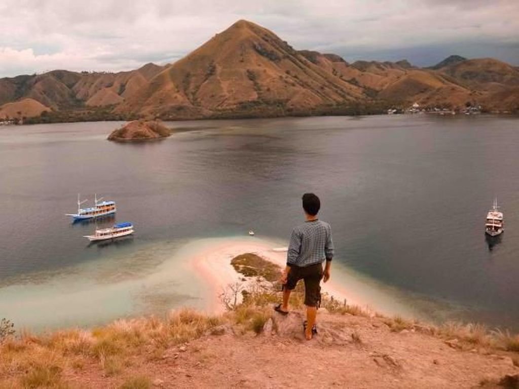 Pulau Kelor dan Keindahan Labuan Bajo dari Ketinggian Pulau Kelor dan Keindahan Labuan Bajo dari Ketinggian