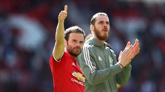 MANCHESTER, ENGLAND - MAY 13:  Juan Mata of Manchester United and David De Gea of Manchester United shows appreciation to the fans after the Premier League match between Manchester United and Watford at Old Trafford on May 13, 2018 in Manchester, England.  (Photo by Matthew Lewis/Getty Images)