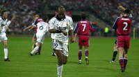Nicolas Anelka dibeli dengan harga 35 juta euro setelah menjalani dua musim yang sukses bersama Arsenal. Meski mencetak gol ke gawang Barcelona dan Bayern Munich plus mengantar Madrid jadi juara Liga Champions, Anelka cuma bertahan semusim di Santiago Bernabeu. Anelka kabarnya berseteru dengan pelatih Vicente del Bosque dan tak disukai karena mengambil posisi milik Raul. (Ross Kinnaird/ALLSPORT)