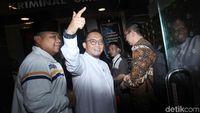 Diperiksa Kasus Hoax Ratna, Dahnil Anzar Pose Dua Jari