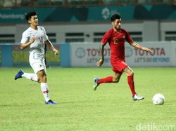 Indonesia dan Hong Kong masih saling menjajaki di lima menit awal. Belum ada tekanan ke daerah pertahanan tim lawan.