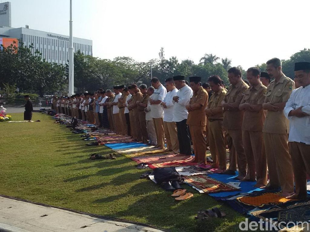 Jawa Barat Kekeringan, Ribuan ASN Gelar Salat Istisqa di Gasibu Jawa Barat Kekeringan, Ribuan ASN Gelar Salat Istisqa di Gasibu