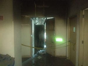 Api di RS Mintohardjo Padam, Petugas Keluarkan Asap Api di RS Mintohardjo Padam, Petugas Keluarkan Asap