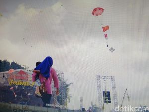 Viral! Bendera Cina dalam Petasan di Acara HUT Kulon Progo Viral! Bendera Cina dalam Petasan di Acara HUT Kulon Progo