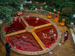 Wah, Pemandian Air Panas Ini Persis Panci Hot Pot Berkuah Merah!